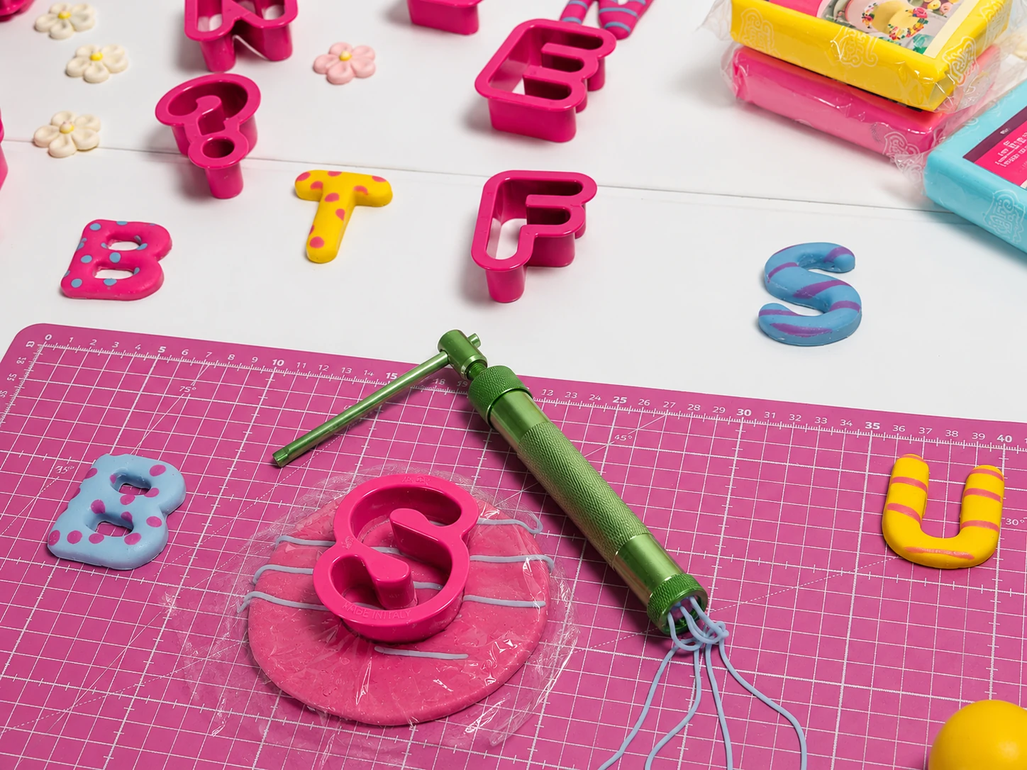Fondant mit Streifenmuster ausstechen