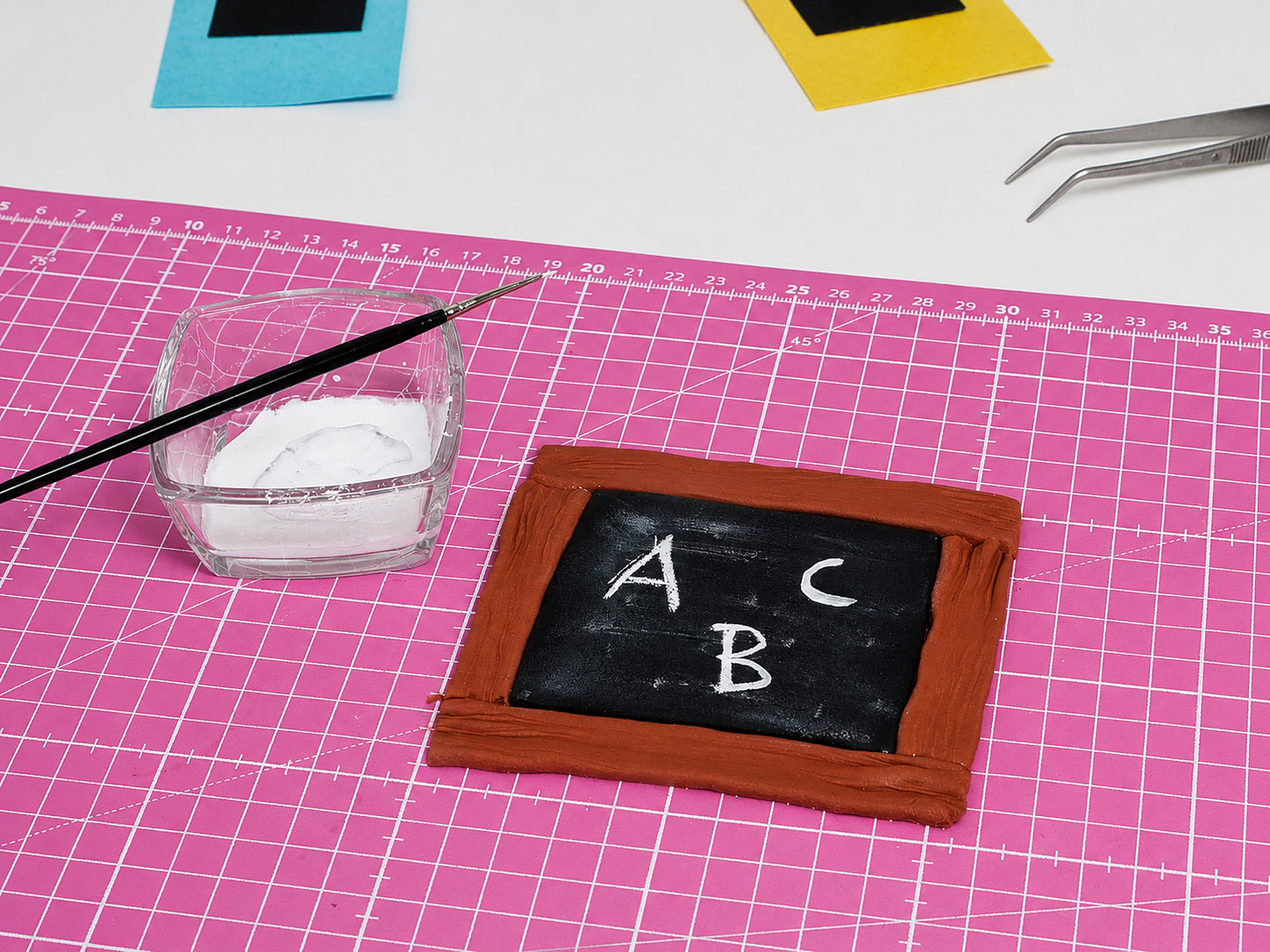 Schultafel aus Fondant mit ABC bemalen