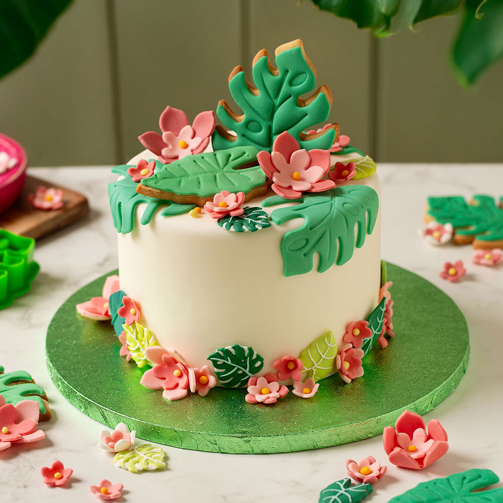 Beispieltorte mit tropischen Blaettern