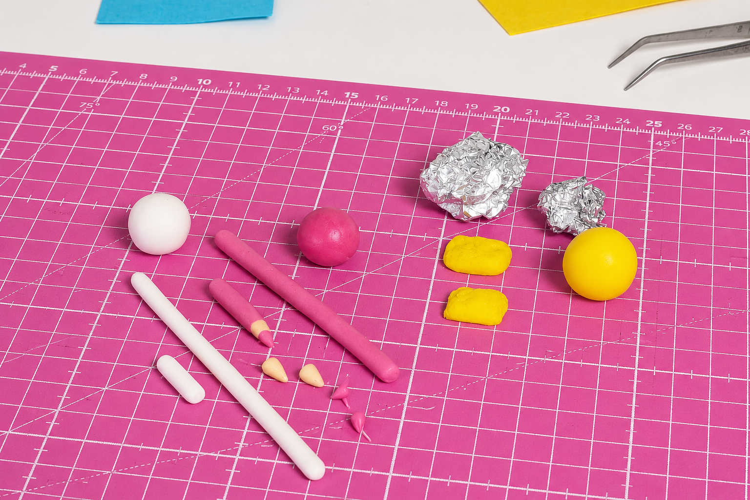 Kleine Buntstifte aus Fondant formen